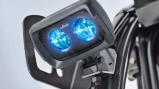 O Linde BlueSpot™ da Linde Material Handling anuncia a aproximação do equipamento através de um sinal luminoso.